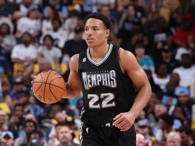 杨瀚森NBA生涯首次首发，被打到面部痛苦倒地，裁判未及时吹停比赛引争议（杨瀚森生涯首次先发遭击中面部痛苦倒地，裁判未及时鸣哨引发争议）